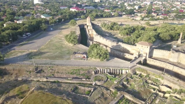 Fliegen-auf-Drone-über-alte-Festung-Akkerman,-am-Ufer-des-Dnister-Mündung-in-Bilhorod-Dnistrovskyi-Stadt