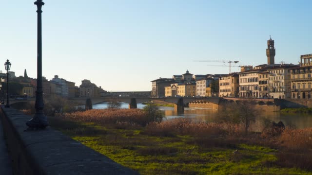 Brücken-über-den-Fluss-Arno-in-Florenz