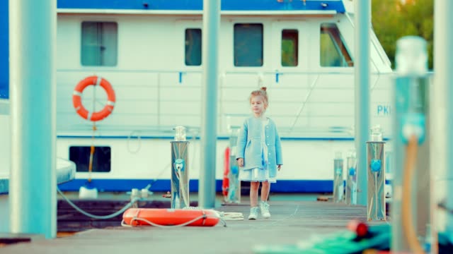 Niño-pequeño-paseos-a-lo-largo-de-la-marina-y-barcos