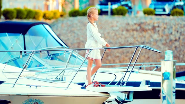 Schöne-Mädchen-auf-einer-Yacht-steht-auf-dem-Deck-und-träumt-davon,-etwas
