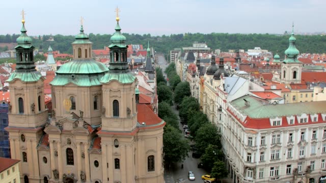 Draufsicht-der-Kirche-des-Heiligen-Nikolaus-und-malerische-Straße-in-Prag-vom-alten-Uhrturm