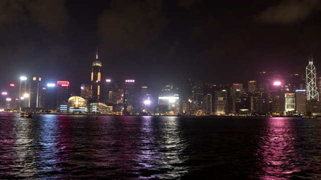 Nacht-schwenken-Timelapse-Victoria-Harbour-in-Hongkong