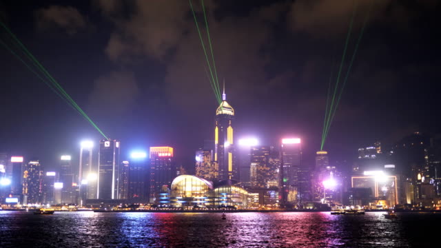ein-Laser-Lichtshow-am-Victoria-Harbour-in-Hongkong