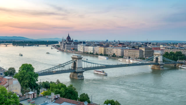 Budapest-Hungary-time-lapse-4K,-city-skyline-day-to-night-timelapse-at-Danube-River