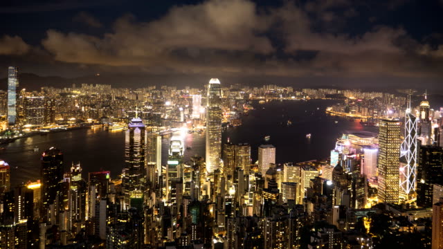 Nacht-schwenken-Zeitraffer-des-Victoria-Harbour-vom-Gipfel-in-Hongkong