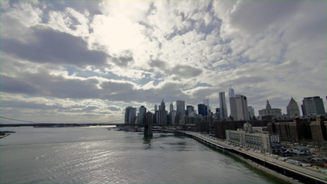 Blick-auf-die-Wolkenkratzer-von-New-York-City-und-die-Brooklyn-Bridge