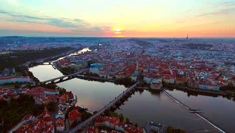 Brücken-von-Prag,-darunter-die-berühmte-Karlsbrücke-über-den-Fluss-Vitava-Tschechische-Republik,-Europa