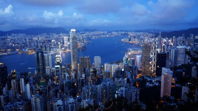 Abend-Schuss-auf-den-Victoria-Harbour-vom-Gipfel-in-Hongkong