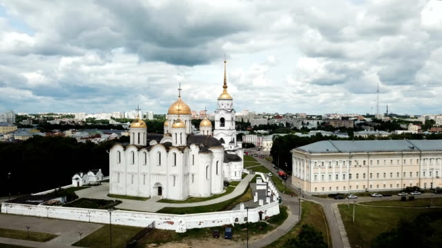 Luftaufnahme-von-Vladimir-mit-Himmelfahrts-Kathedrale