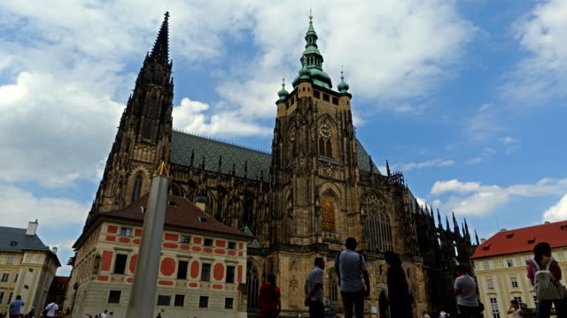St.-Vitus-Cathedral-Zeitraffer-in-Prag-umgeben-von-Touristen.