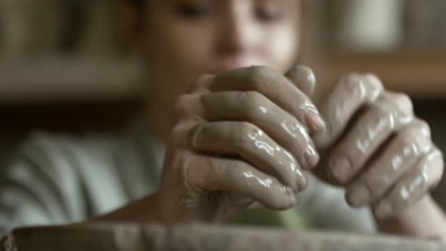 Weiblichen-Handwerker-Benetzung-Hände-und-die-Arbeit-mit-Keramik