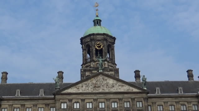 Einen-großen-Uhrturm-in-Amsterdam