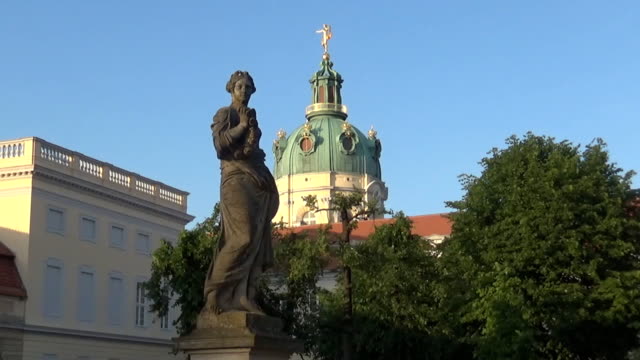 A-statue-in-Charlottenburg-palace