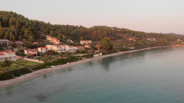 Vista-aérea-del-pequeño-pueblo-griego-en-la-costa-del-mar-Egeo