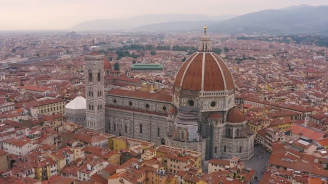 Dome-of-Florence,-Italy---Aerial