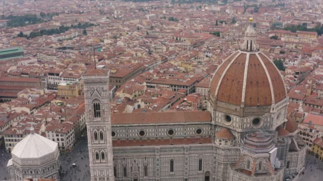 Aerial-of-Santa-Maria-del-Fiore,-Florence