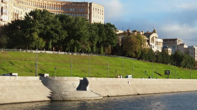 Ansicht-der-Rostovskaya-Damm-in-Moskau-im-Herbst