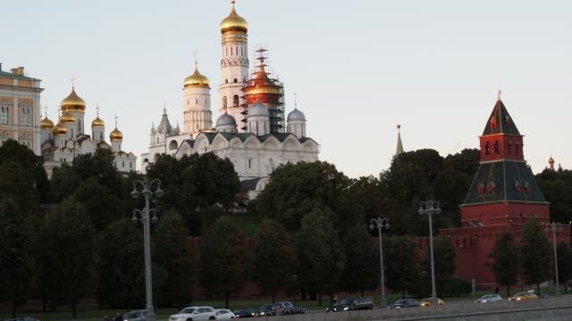 vista-del-Kremlin-terraplén-junto-a-la-torre-de-Tainitsky-del-río-de-Moskva