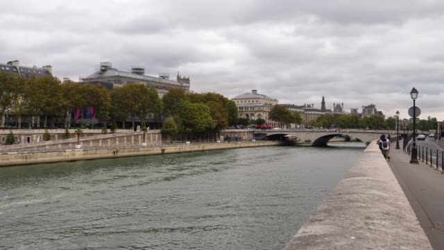París,-Francia,-27-de-agosto-de-2018-río-Seine-10-Bit-4-K