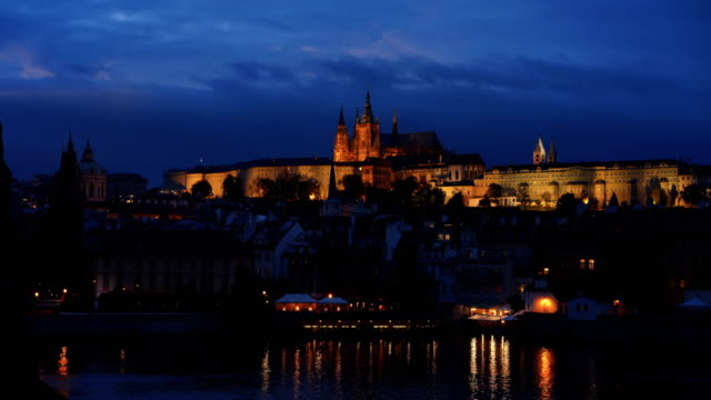 vista-en-tiempo-de-noche-del-castillo-de-Praga-y-el-río-Moldava-en-Praga
