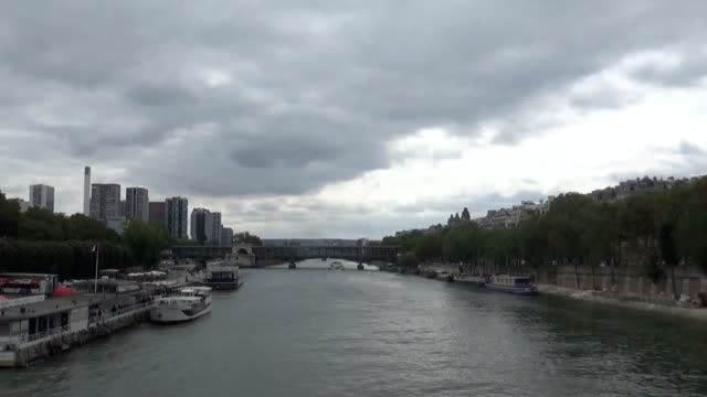 un-río-y-el-cielo-oscuro,-París,-Francia