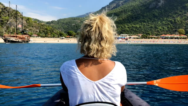 Frau-auf-einem-Boot