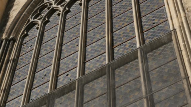 Künstlerische-Verglasung-der-alten-Kathedrale-Fensterglas-mit-Reflexionen-von-Licht-langsam-Tilt-4K