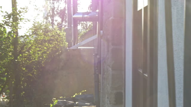 Sonneneinstrahlung-Blendung-in-der-Nähe-von-altes-Haus