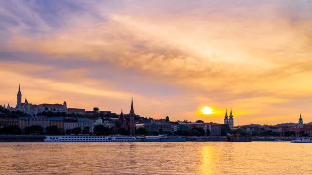 Zeitraffer,-farbenprächtigen-Sonnenuntergang-über-der-Stadt-historischen-Bezirk-von-Budapest-in-Ungarn