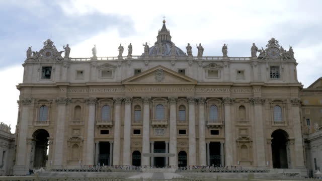 Fassade-der-Basilika-von-St.-Peter-im-Vatikan