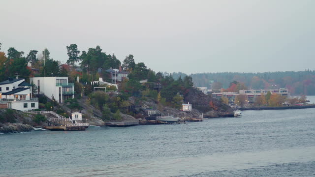 Vista-de-las-casas-en-la-isla-de-la-roca-en-Estocolmo-Suecia