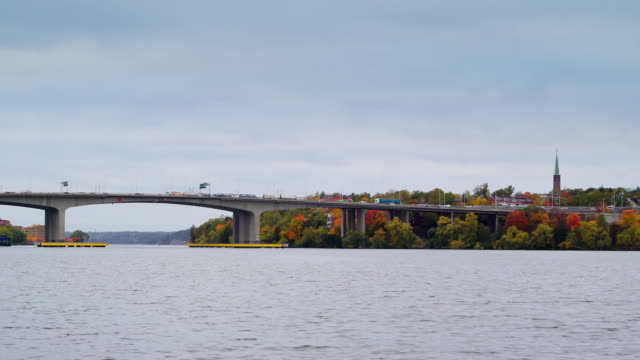 El-largo-puente-sobre-el-mar-en-Estocolmo-Suecia
