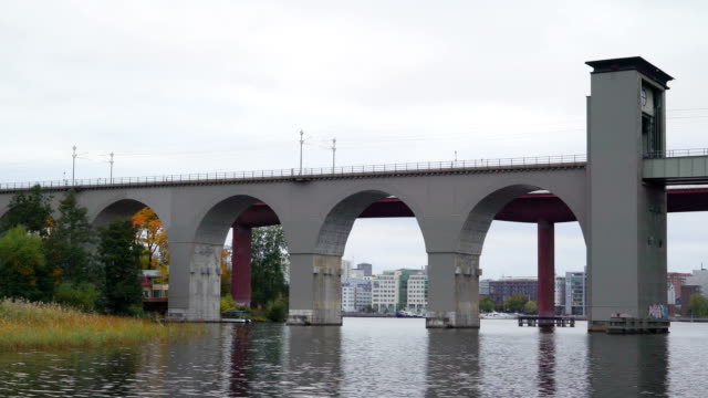 Cada-vez-más-cerca-en-el-puente-de-la-torre-en-Estocolmo-Suecia