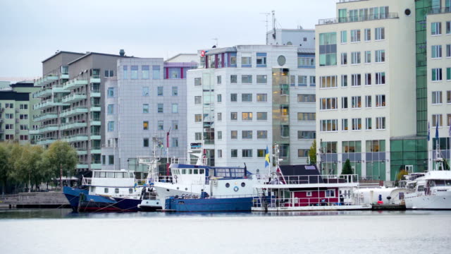 Einige-der-Boote-angedockt-an-der-Seite-in-Stockholm-Schweden