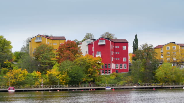 Las-casas-rojas-y-amarillas-en-el-lado-del-lago-en-Estocolmo-Suecia
