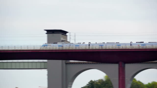 El-largo-del-tren-en-las-vías-en-la-parte-superior-en-Estocolmo-Suecia