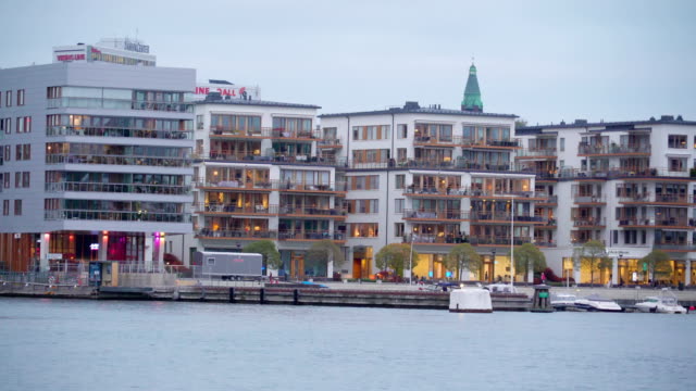 Uno-de-los-hoteles-de-cristal-moderno-en-Estocolmo-Suecia