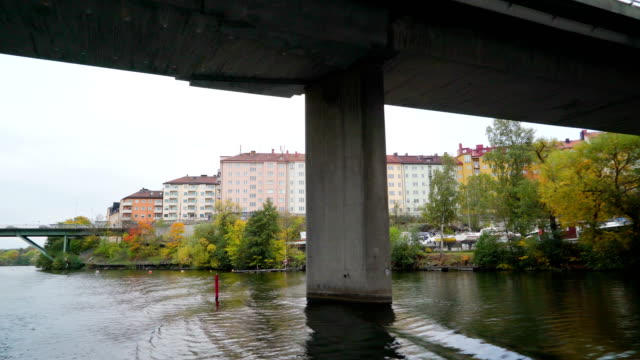 Pasando-bajo-el-puente-de-la-torre-en-Estocolmo-Suecia