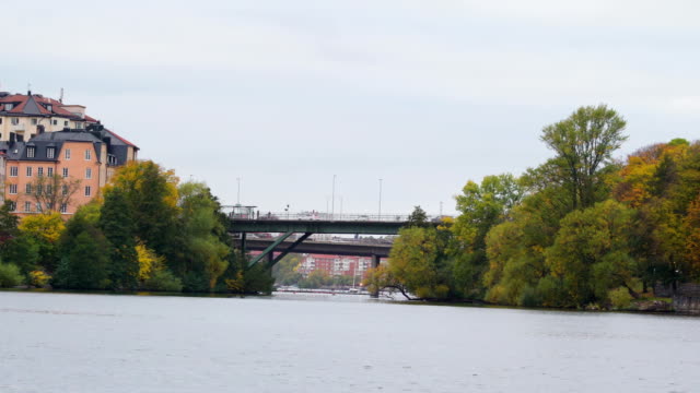 Puente-de-dos-pequeñas-torres-a-través-del-lago-en-Estocolmo-Suecia