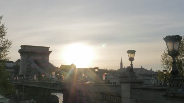 Kette-Szechenyi-Brücke-von-Budapest-am-Fluss-Danube-Sonnenuntergang-Szene-4K