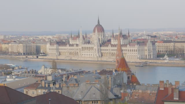 Parliament-building-on-Danube-river-banks-4K