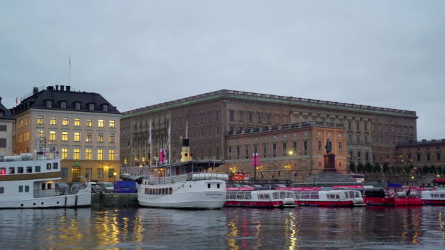 Montón-de-barcos-de-acoplamiento-en-la-zona-del-puerto-de-Estocolmo-en-Suecia