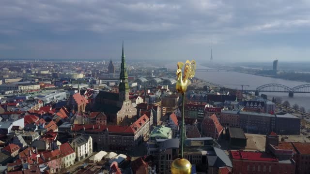 Schöne-Aussicht-auf-die-Altstadt-von-Riga-mit-St.-Peters-Dom