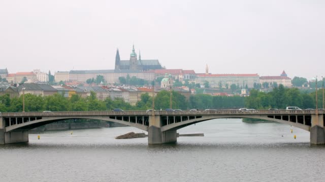 panoramic-view-of-Prague-in-cloudy-summer-day,-cars-are-moving-on-bridge