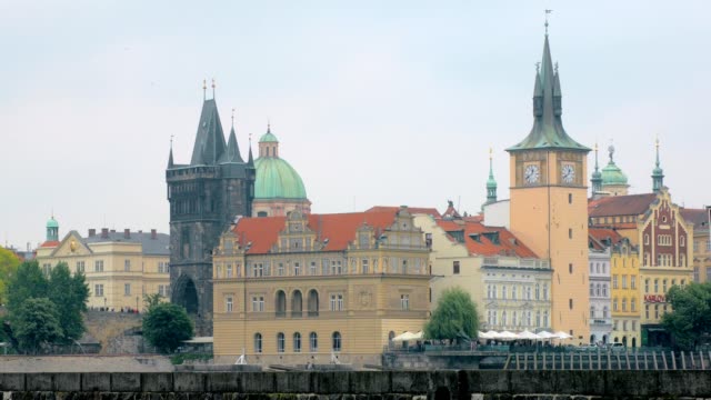 Ve-de-antiguas-torres-de-Praga-en-tiempo-nublado,-fachadas-hermosas