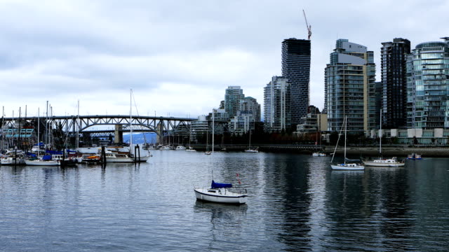 Bridge-and-skyscrapers-in-Vancouver,-British-Columbia