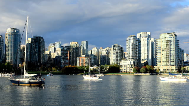 Wolkenkratzer-in-Vancouver,-British-Columbia-in-der-Dämmerung