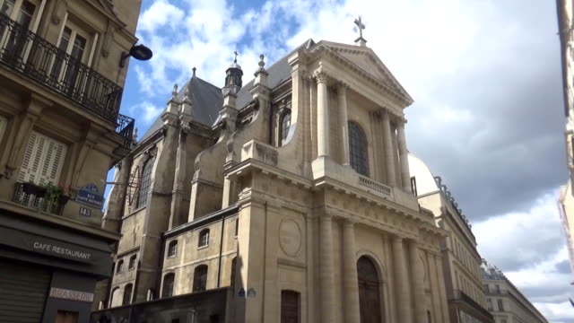 una-iglesia-y-el-cielo-nublado,-París,-Francia