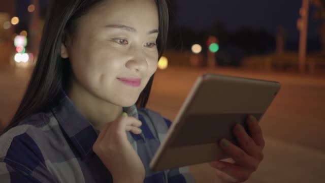 Fröhliche-Frau,-die-Kommunikation-mit-digitalen-Tablet-in-modernen-Stadt