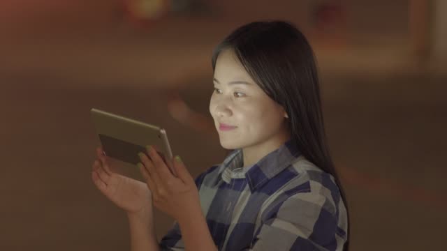 Fröhliche-Frau,-die-Kommunikation-mit-digitalen-Tablet-in-modernen-Stadt
